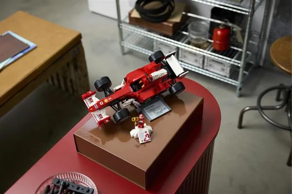 LEGO Icons Ferrari F2004 Конструктор 735 деталей Червоний