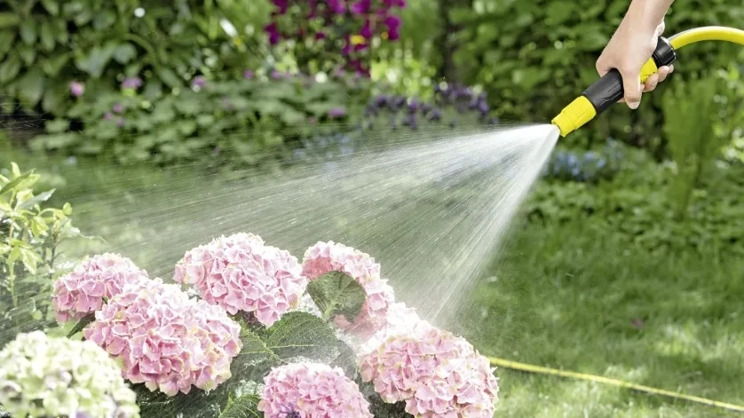 Ручний зрошувач Karcher з можливістю регулювання форми водяного струменя.