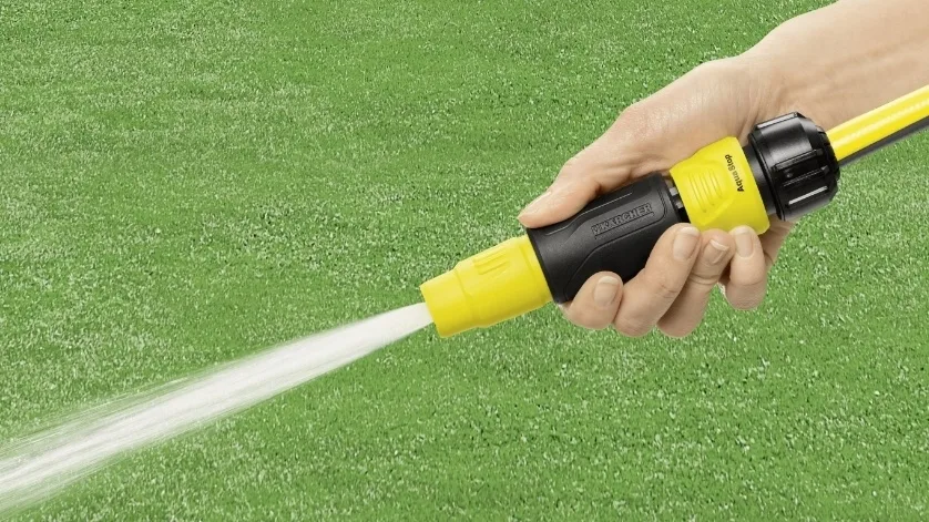 Ручний зрошувач Karcher з можливістю регулювання форми водяного струменя.