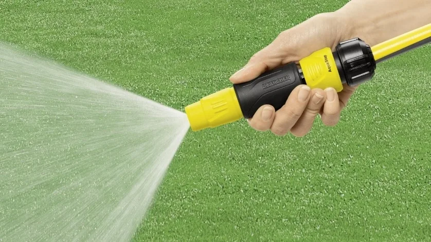 Ручний зрошувач Karcher з можливістю регулювання форми водяного струменя.