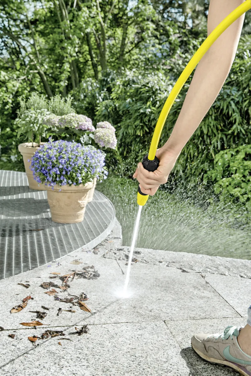 Ручний зрошувач Karcher з можливістю регулювання форми водяного струменя.