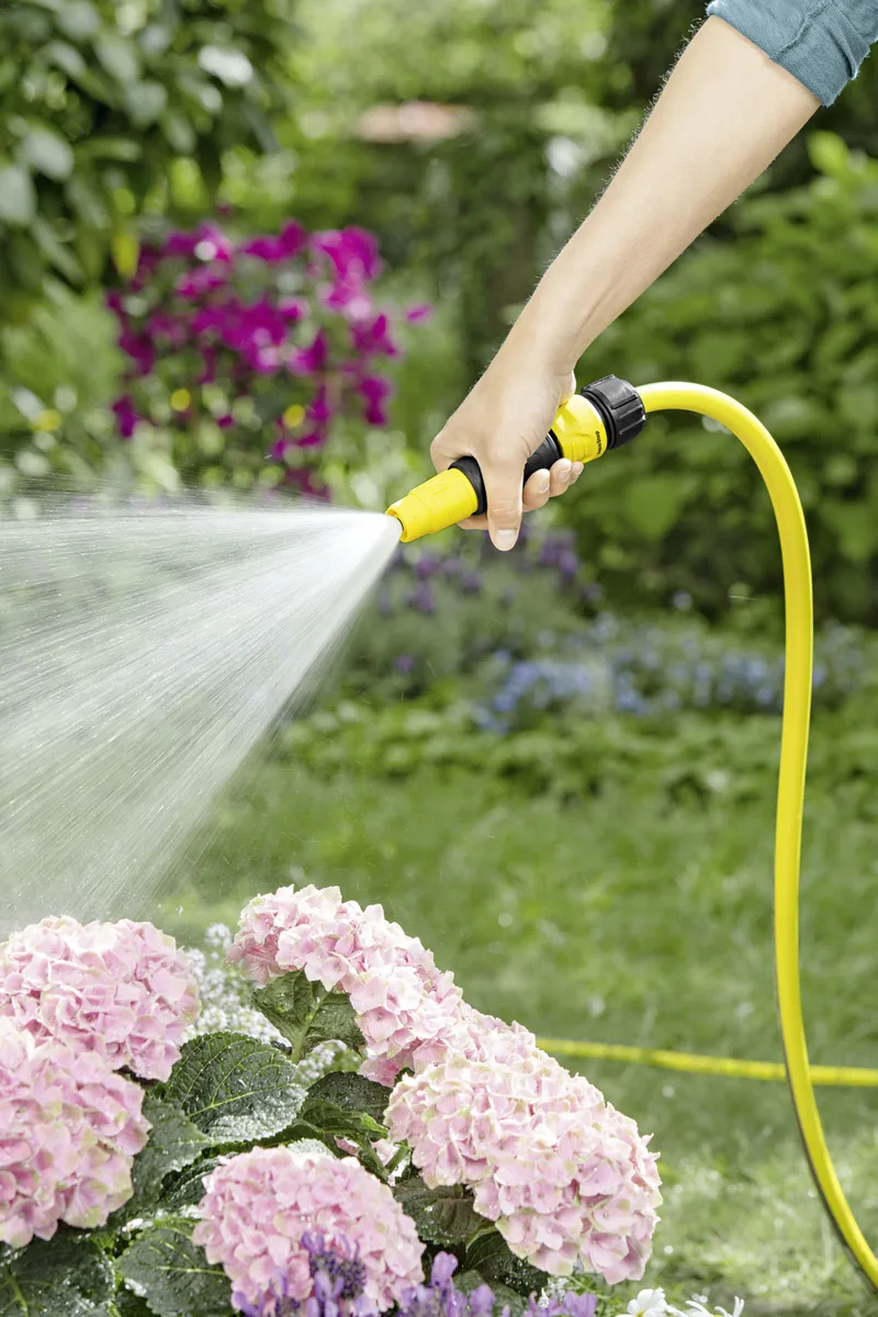 Ручний зрошувач Karcher з можливістю регулювання форми водяного струменя.