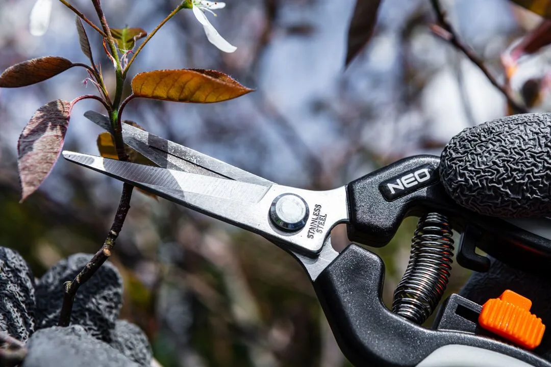 Секатор плоский Neo Tools, діаметр різу 18 мм, довжина 200 мм, вага 120 г.