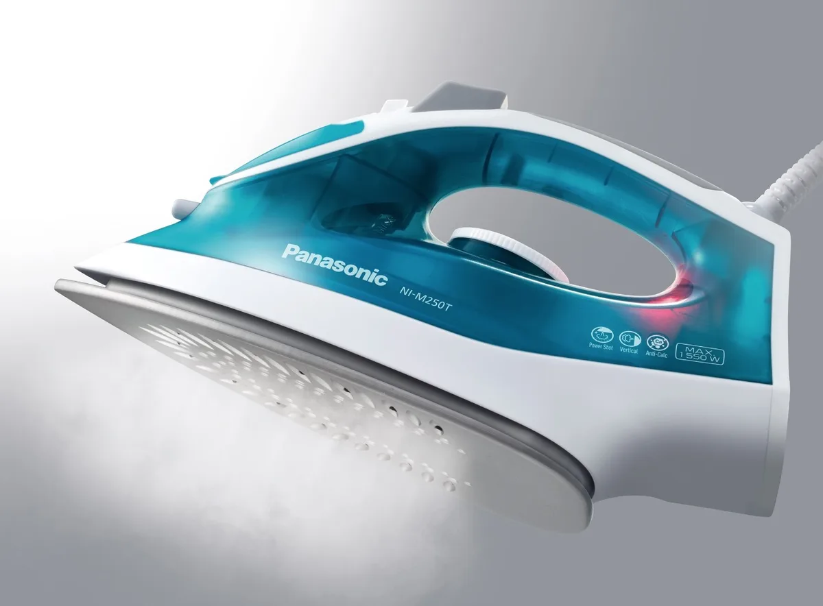 Праска PANASONIC, 1550Вт, 210мл, безперервна подача пари - 15г, керамічна підошва, блакитного кольору.