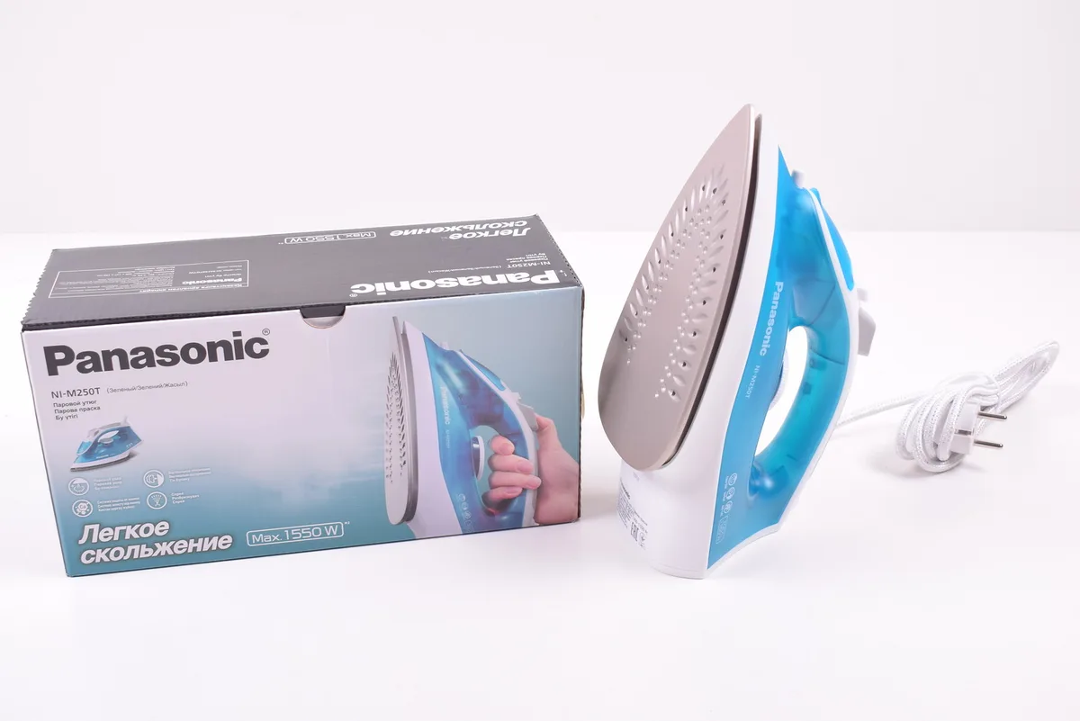 Праска PANASONIC, 1550Вт, 210мл, безперервна подача пари - 15г, керамічна підошва, блакитного кольору.