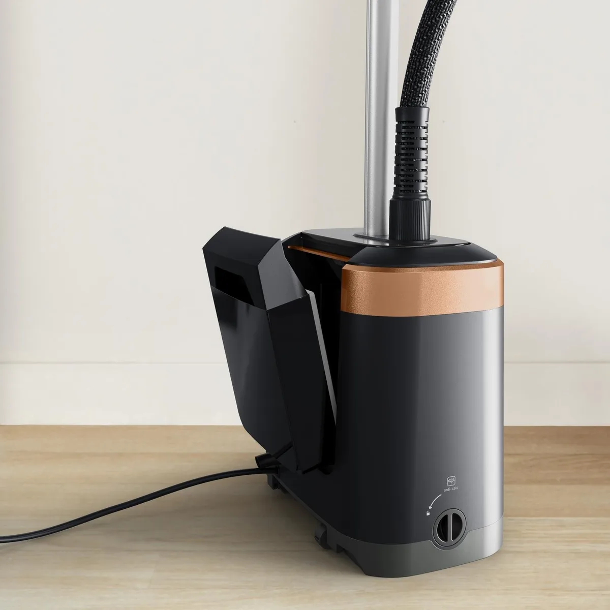 Вертикальный паровой отпариватель Tefal Pro Style Care, 2000 Вт, объем резервуара 1300 мл, постоянная подача пара – 42 г/мин, черный с золотыми акцентами