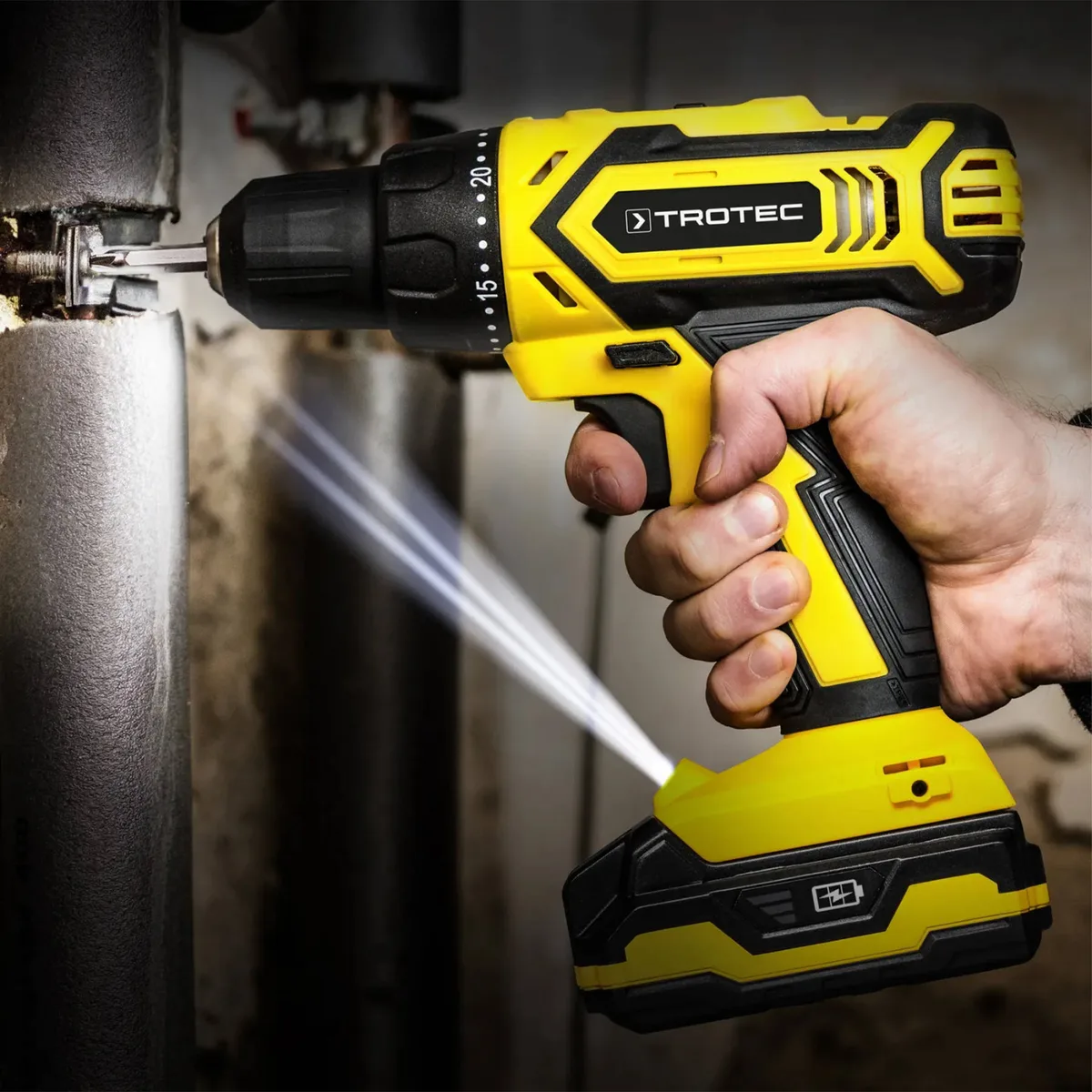Аккумуляторная дрель-шуруповерт Trotec 20V 2Аг желтый кейс