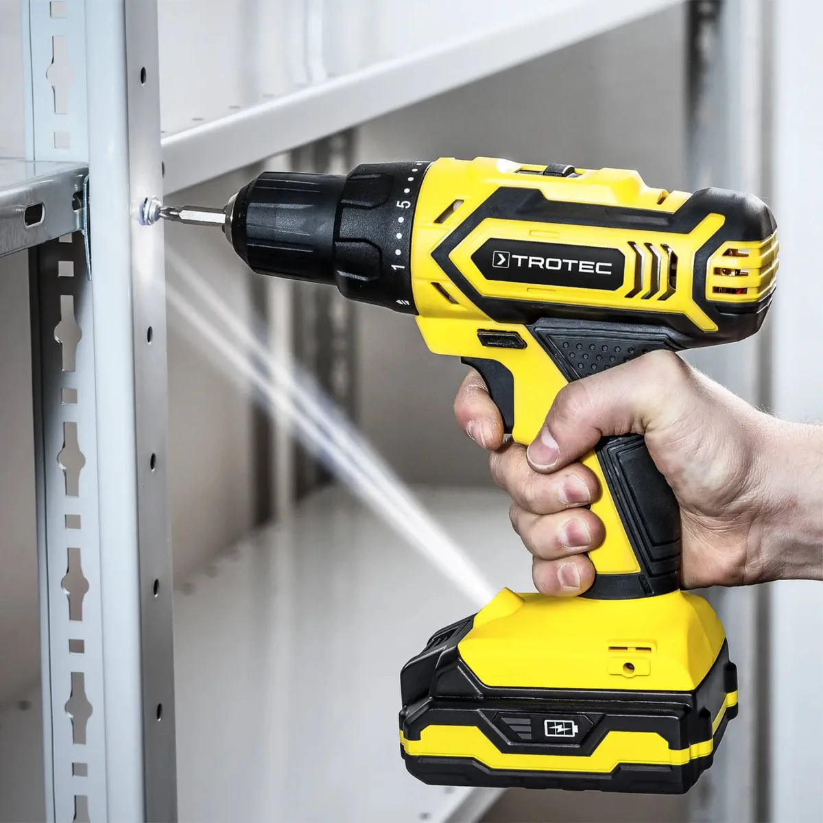 Аккумуляторная дрель-шуруповерт Trotec 20V 2Аг желтый кейс