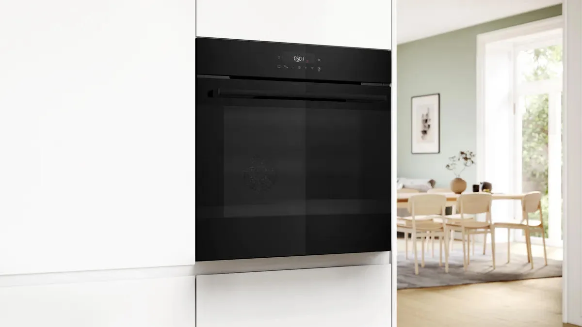 Электрический духовой шкаф Bosch, 76 л, класс A, с дисплеем, конвекционным обогревом, телескопическими направляющими и функцией мягкого закрытия, черного цвета.