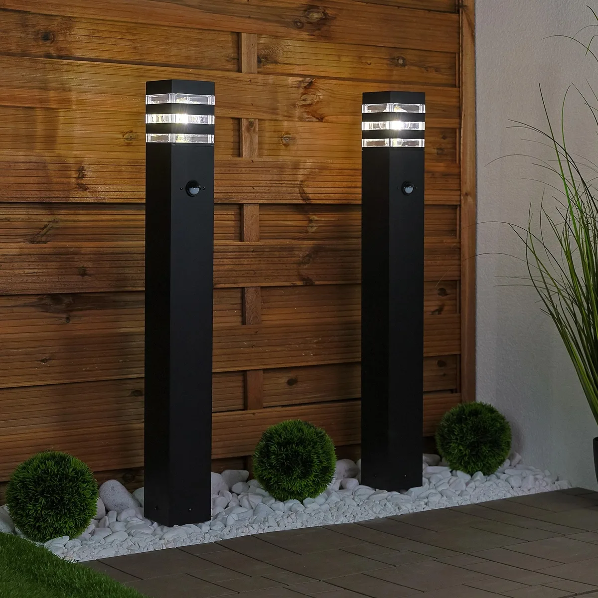 Садовий ліхтар LumiLED стовпчик 80 см чорний метал з датчиком руху
