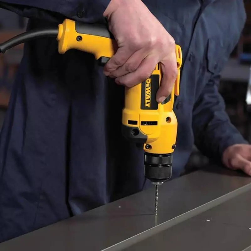 Дриль DeWalt 550Вт, 7.9Нм, 0-2800об/хв, патрон 10мм, вага 1.34кг.