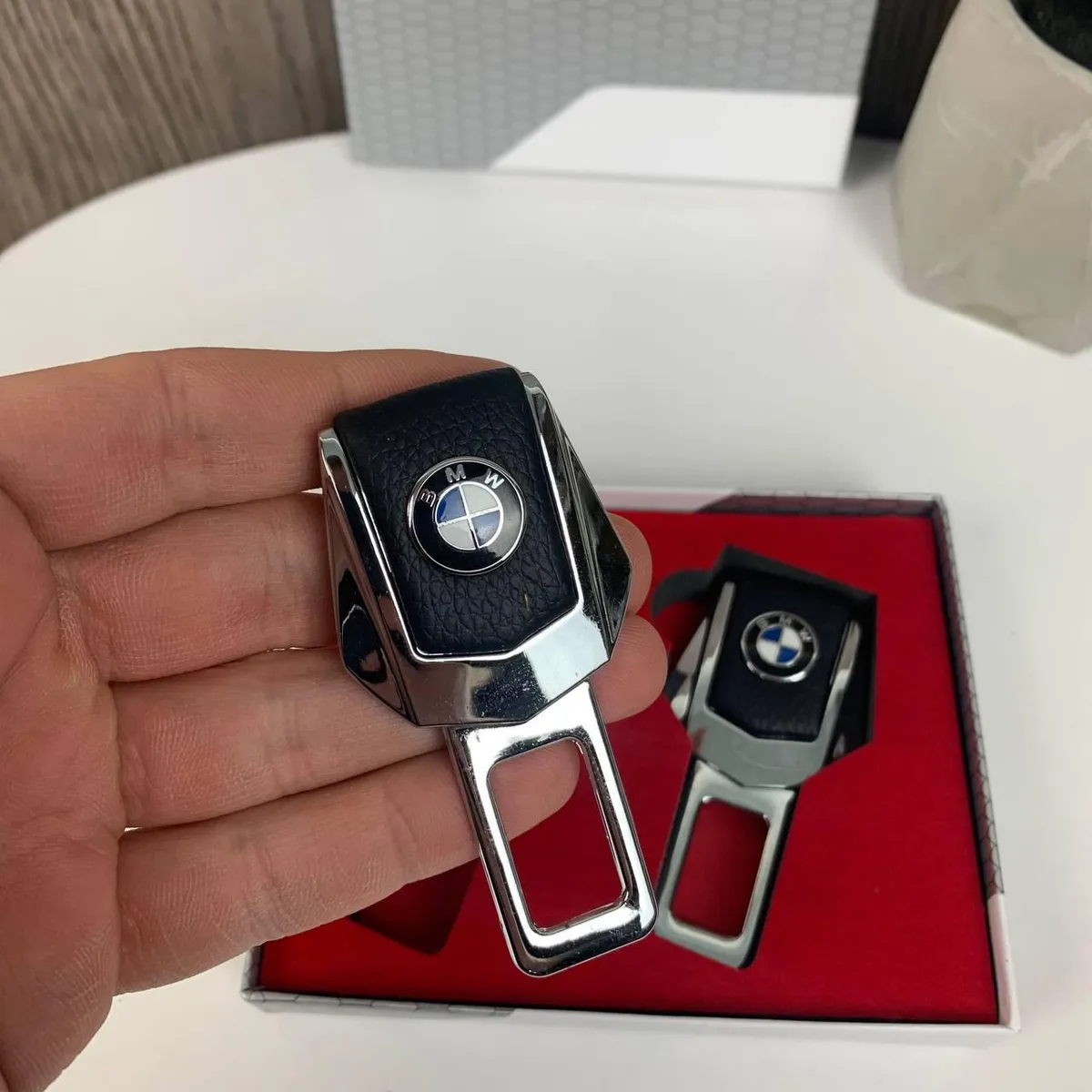 Заглушки для ремней безопасности металлические с экокожей для Toyota, BMW, Lexus, Mazda, Nissan, Subaru, Chevrolet в коробочке