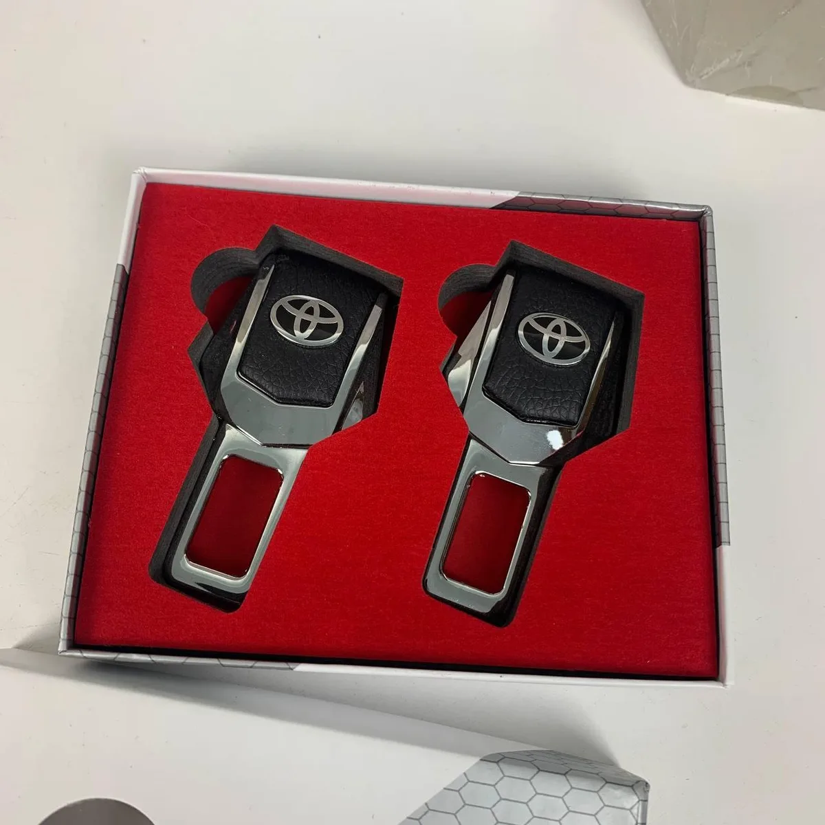 Заглушки для ремней безопасности металлические с экокожей для Toyota, BMW, Lexus, Mazda, Nissan, Subaru, Chevrolet в коробочке