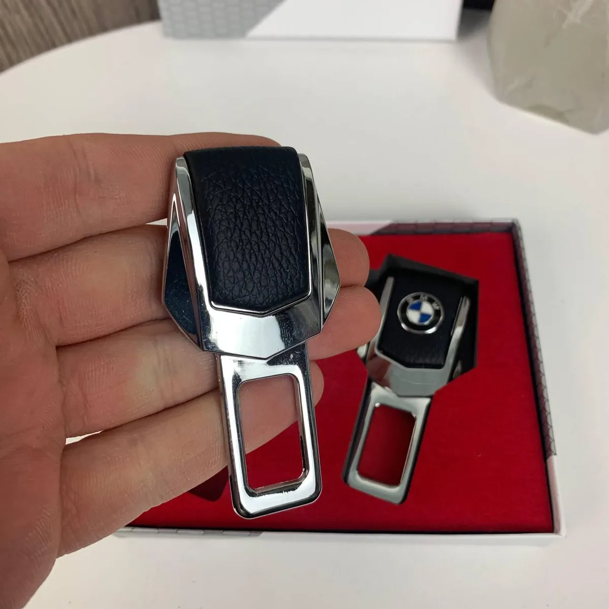 Заглушки для ремней безопасности металлические с экокожей для Toyota, BMW, Lexus, Mazda, Nissan, Subaru, Chevrolet в коробочке
