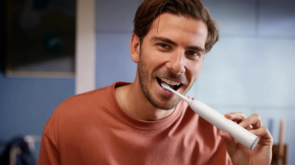 Електрична зубна щітка Philips Sonicare 6100 Series, 62 тис. коливань/хв, 1 насадка, футляр, білий.