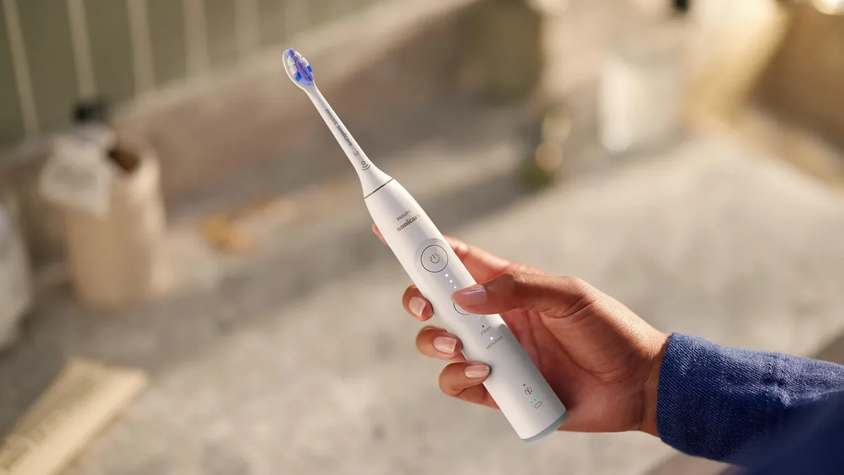 Електрична зубна щітка Philips Sonicare 6100 Series, 62 тис. коливань/хв, 1 насадка, футляр, білий.
