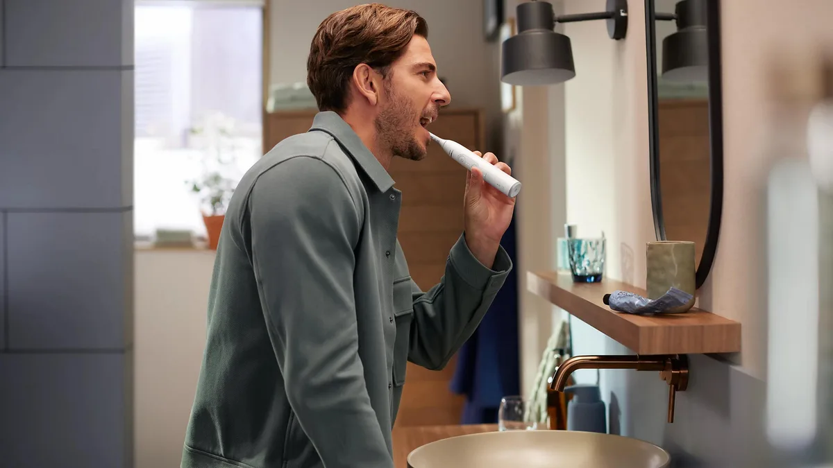Електрична зубна щітка Philips Sonicare 6100 Series, 62 тис. коливань/хв, 1 насадка, футляр, білий.