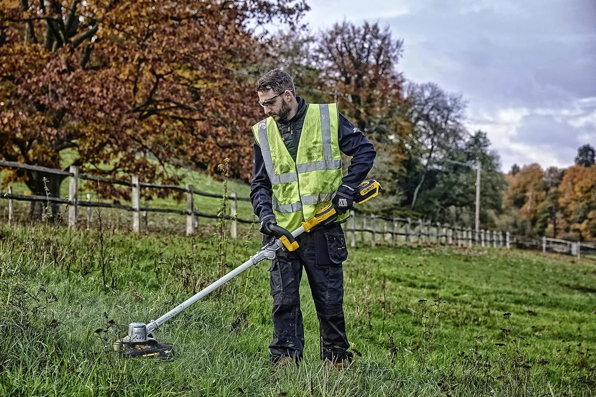 Акумуляторний садовий тример DeWalt 18В, 36 см, вага 3.6 кг, без батареї та зарядного пристрою.
