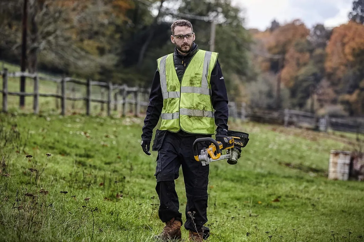 Акумуляторний садовий тример DeWalt 18В, 36 см, вага 3.6 кг, без батареї та зарядного пристрою.