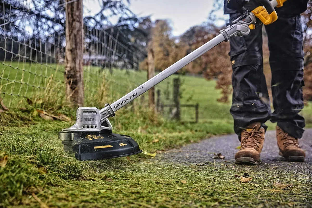 Акумуляторний садовий тример DeWalt 18В, 36 см, вага 3.6 кг, без батареї та зарядного пристрою.