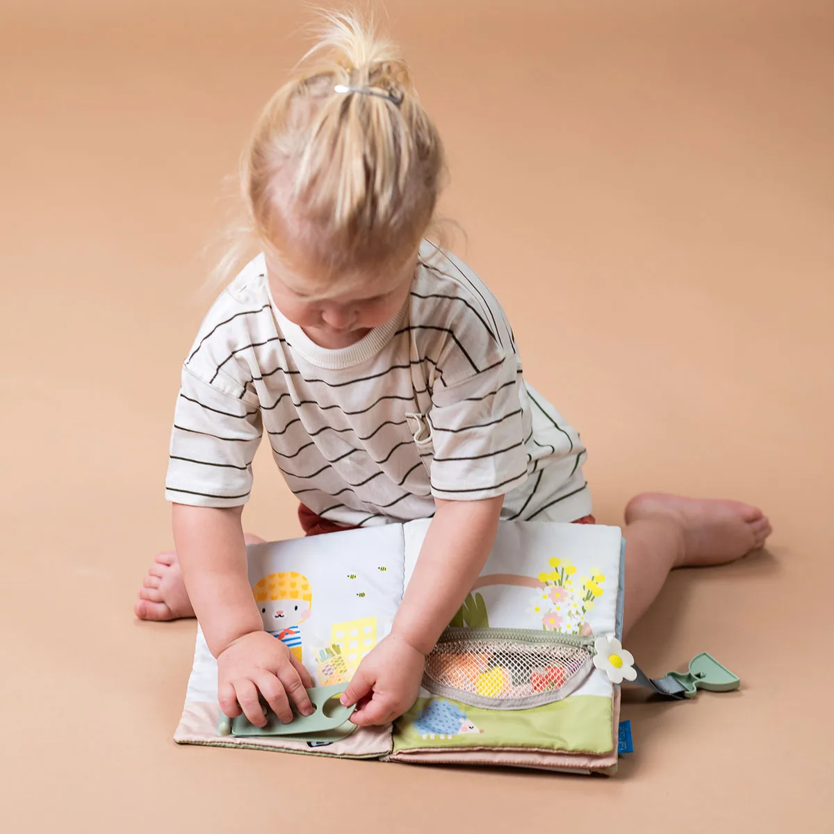 Развивающая мягкая книжка Taf Toys полиэстер 18х21 3 см Садик в городе