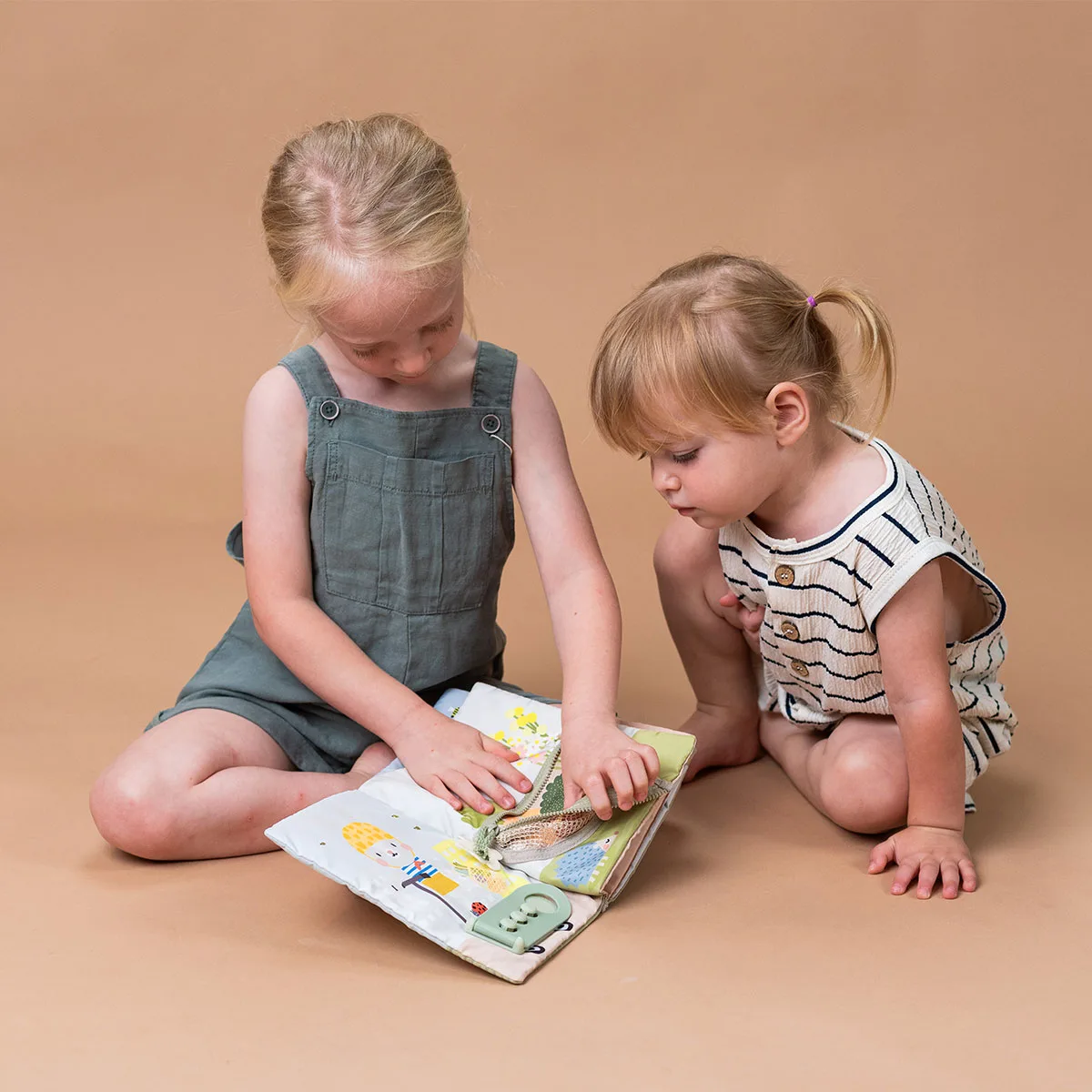Развивающая мягкая книжка Taf Toys полиэстер 18х21 3 см Садик в городе