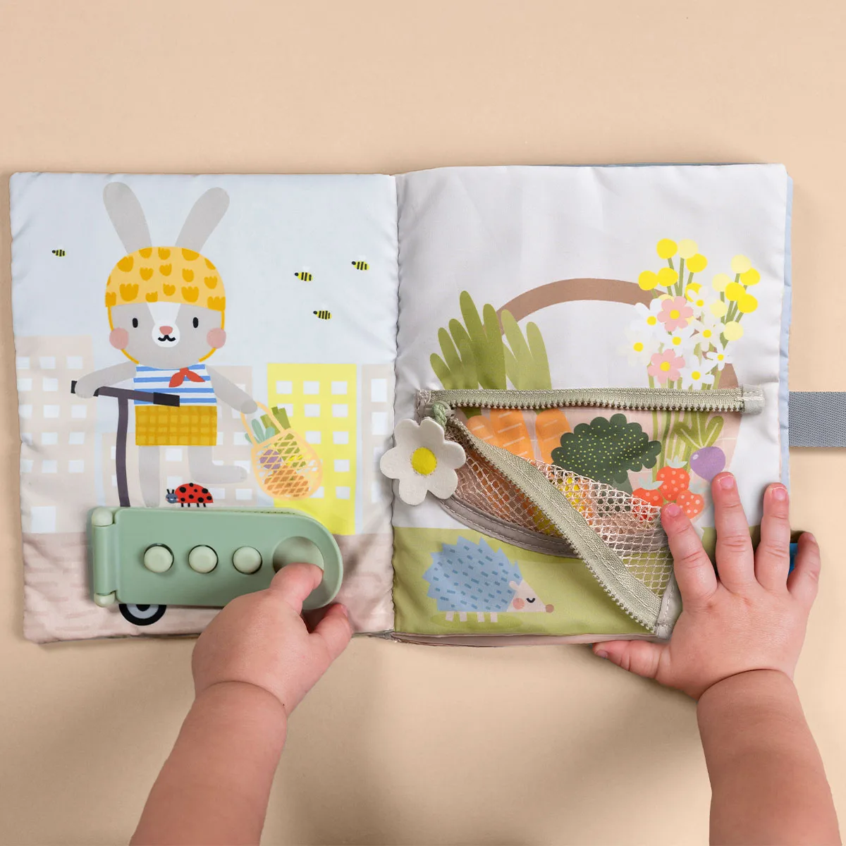 Развивающая мягкая книжка Taf Toys полиэстер 18х21 3 см Садик в городе