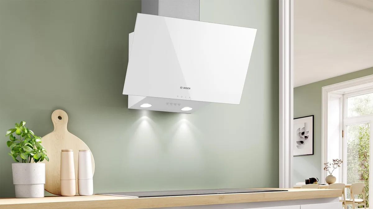 Похила витяжка Bosch, 60 см, продуктивність 360 м3/год, біла.