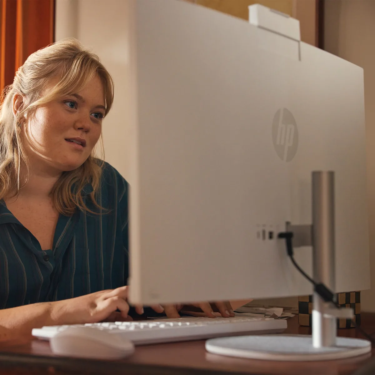 Персональный компьютер моноблок HP All-in-One 27" FHD IPS AG, Intel i3-N300, 8GB, F512GB, UMA, WiFi, клавиатура + мышь, DOS, белый.