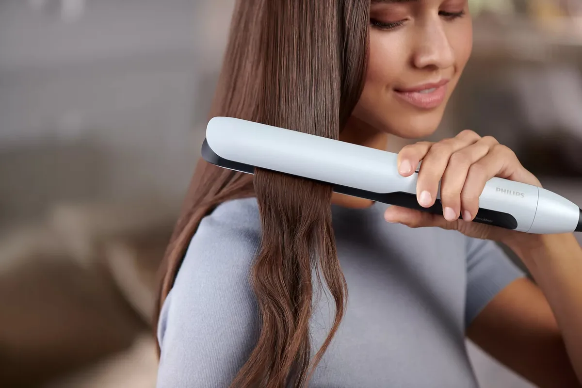 Випрямляч волосся Philips Series 5000, температурний діапазон 120-230°C, з іонізацією та керамічним покриттям, блакитного кольору.