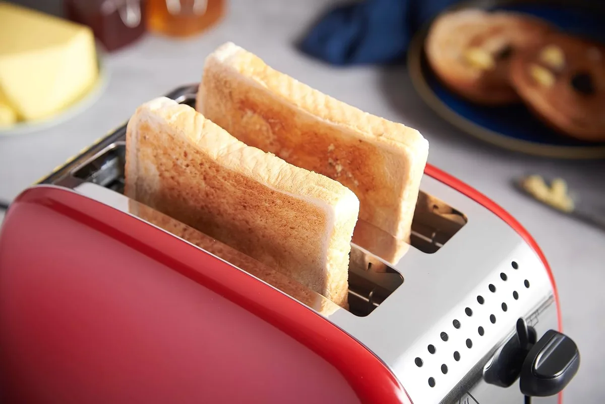 Тостер Russell Hobbs Colours Plus 1600Вт з функціями підігріву та розморожування, металевий, червоного кольору.