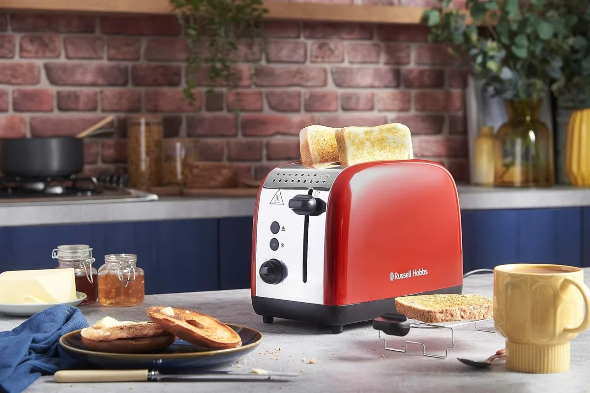 Тостер Russell Hobbs Colours Plus 1600Вт з функціями підігріву та розморожування, металевий, червоного кольору.