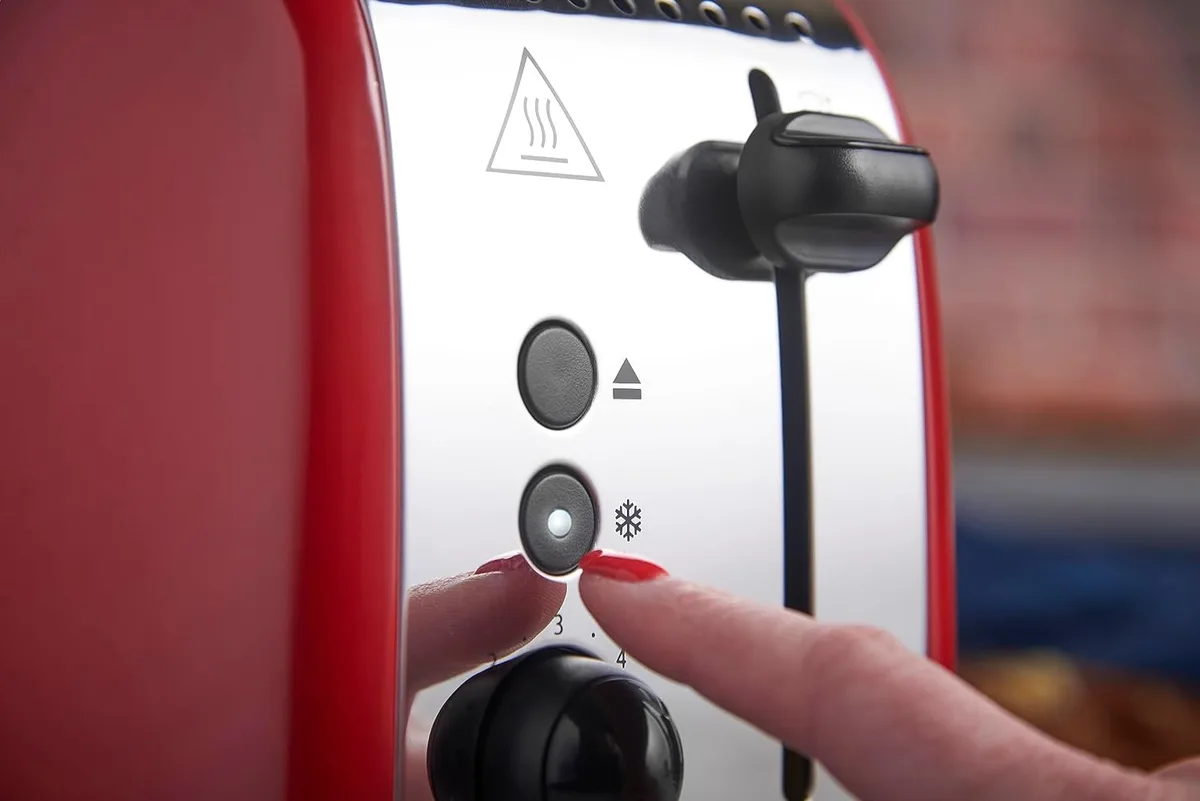 Тостер Russell Hobbs Colours Plus 1600Вт з функціями підігріву та розморожування, металевий, червоного кольору.