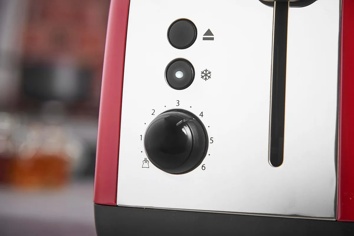 Тостер Russell Hobbs Colours Plus 1600Вт з функціями підігріву та розморожування, металевий, червоного кольору.