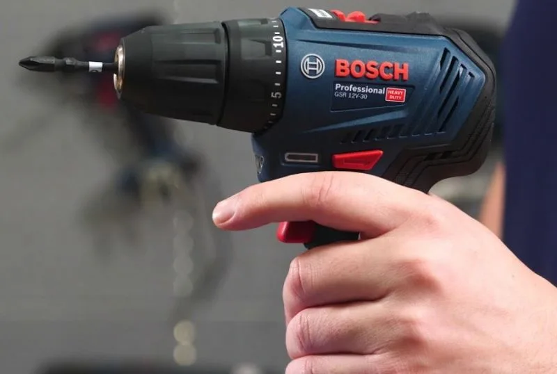 Акумуляторний шурупокрут-дриль Bosch Professional GSR 12V-30, 12В, 2x2.0А·год, 30Нм, 420·1600об/хв, у кейсі, вага 0.78кг.