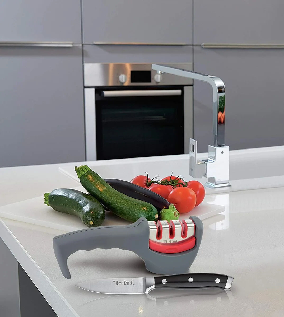 Точилка для ножів Tefal Fresh Kitchen, з нержавіючої сталі, пластиковий корпус, сірого кольору.