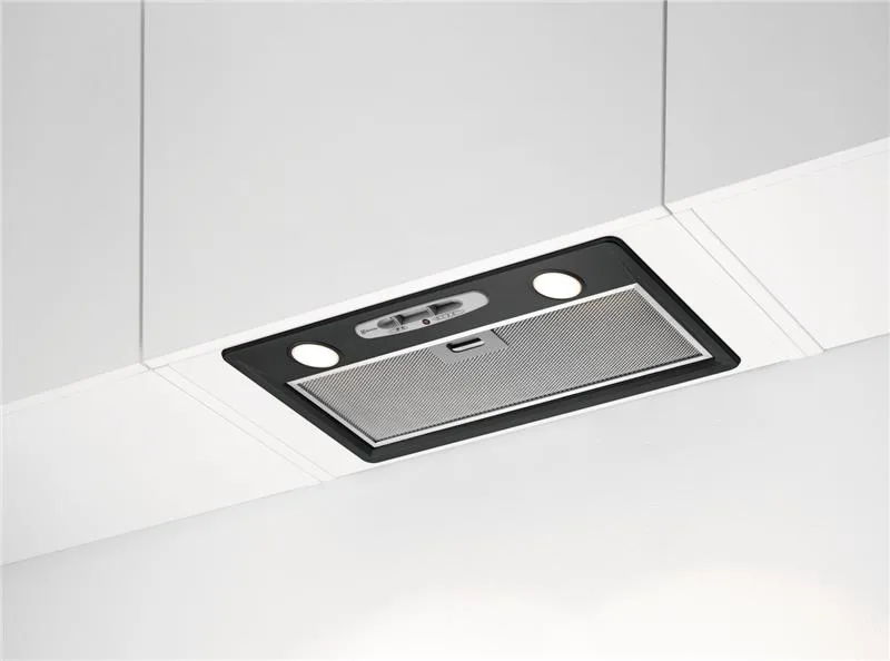 Вбудована витяжка Electrolux, 52 см, продуктивність 600 м3/год, чорного кольору.