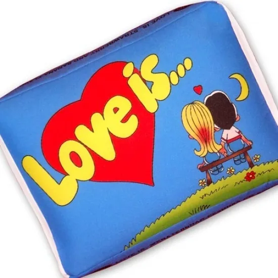 Подушка габардин 34х25х12 см біла з принтом Love is