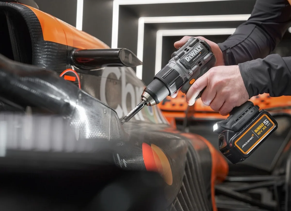 Акумуляторний ударний шурупокрут-дриль DeWALT McLaren F1 TEAM ЛІМІТЕД ВИДАННЯ 18В 2х5А·год 90Нм 0-450·0-1650об