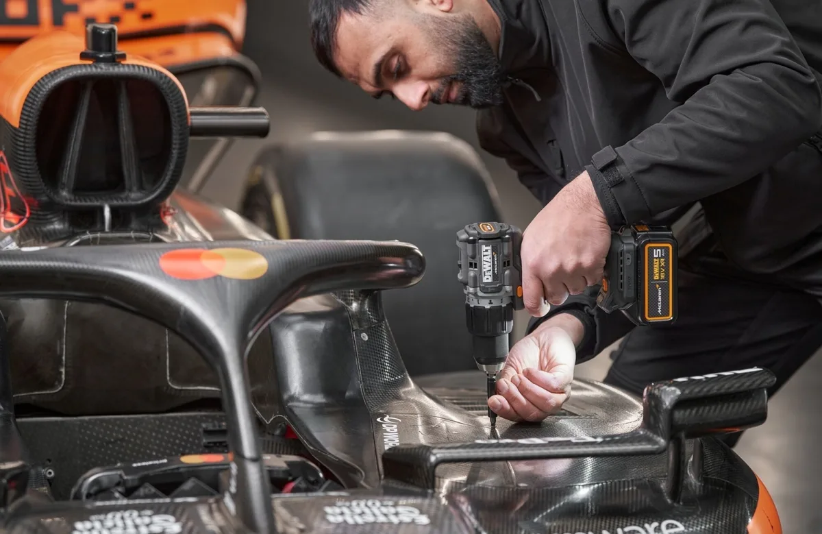 Акумуляторний ударний шурупокрут-дриль DeWALT McLaren F1 TEAM ЛІМІТЕД ВИДАННЯ 18В 2х5А·год 90Нм 0-450·0-1650об