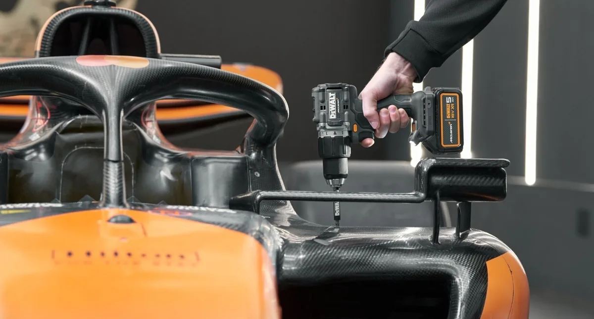 Акумуляторний ударний шурупокрут-дриль DeWALT McLaren F1 TEAM ЛІМІТЕД ВИДАННЯ 18В 2х5А·год 90Нм 0-450·0-1650об