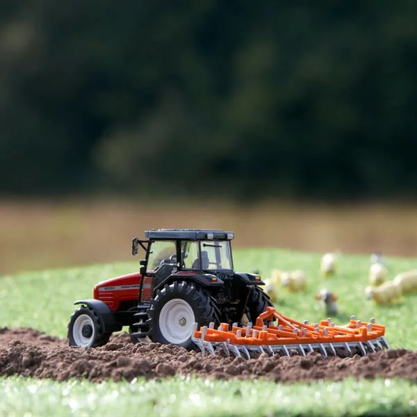 Трактор Britains Massey Ferguson 6290 культиватор 1:32 червоний метал пластик