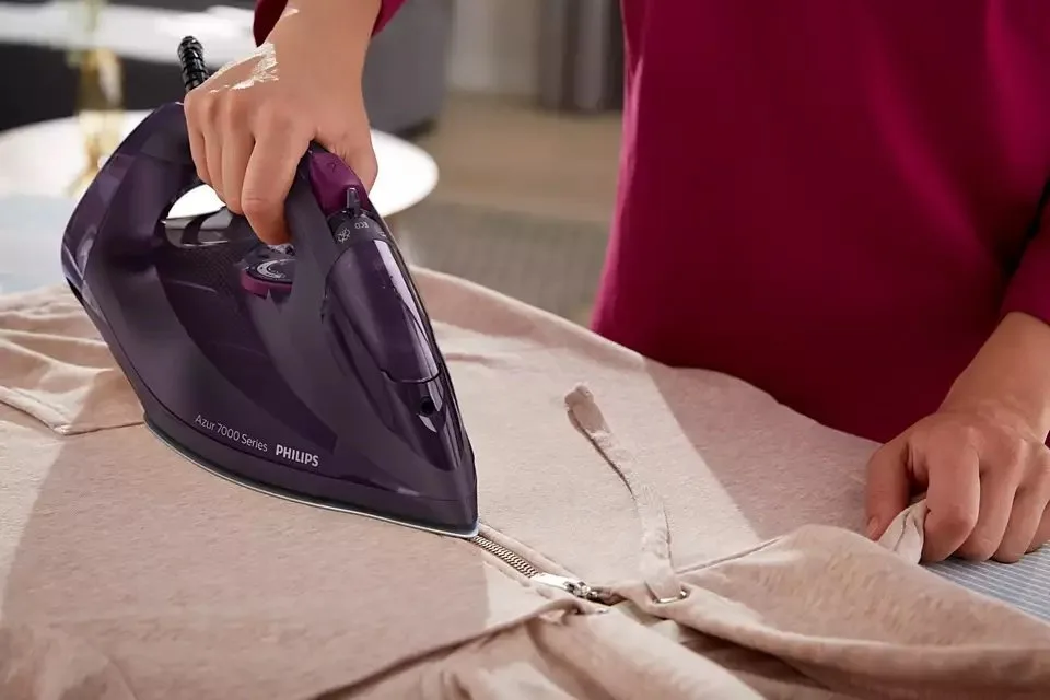 Парова праска Philips 7000 Series, 3000Вт, 300мл, потужний паровий удар - 250гр, постійний пар - 50гр, нержавіюча сталь, фіолетови