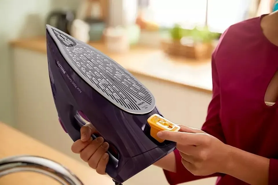 Парова праска Philips 7000 Series, 3000Вт, 300мл, потужний паровий удар - 250гр, постійний пар - 50гр, нержавіюча сталь, фіолетови