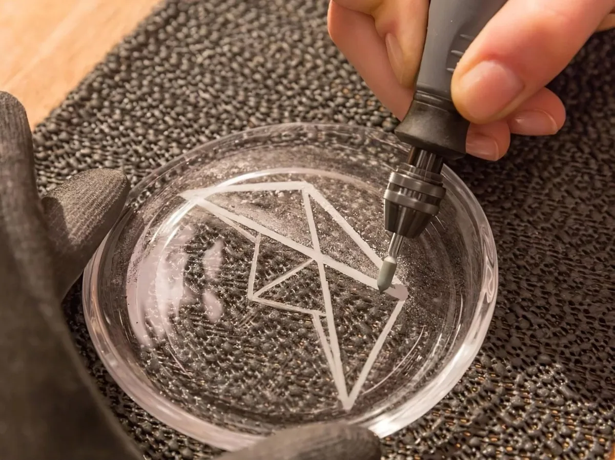 Шліфувально-гравірувальна машина Dremel Stylo+ 2050-15, 9Вт, 5000-22000 об/хв, 15 насадок, 16 см, 0.11 кг.