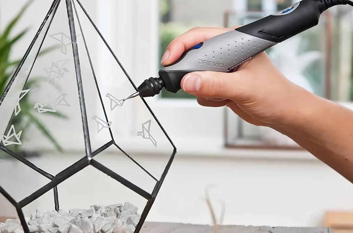Шліфувально-гравірувальна машина Dremel Stylo+ 2050-15, 9Вт, 5000-22000 об/хв, 15 насадок, 16 см, 0.11 кг.