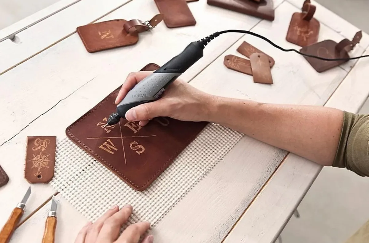 Шліфувально-гравірувальна машина Dremel Stylo+ 2050-15, 9Вт, 5000-22000 об/хв, 15 насадок, 16 см, 0.11 кг.