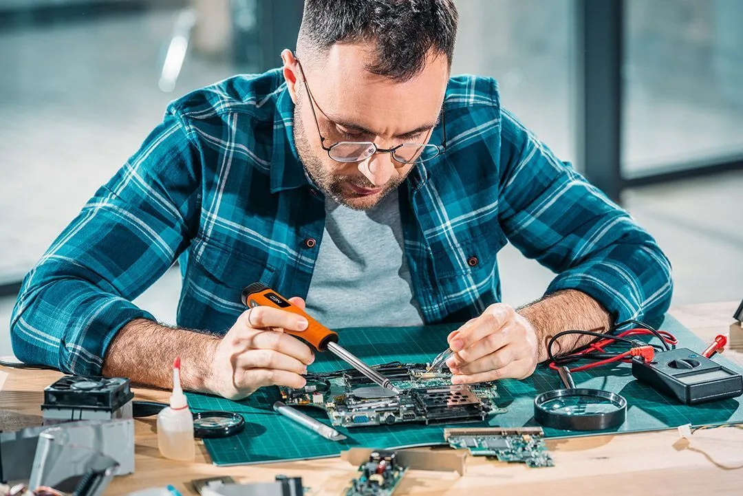 Акумуляторний паяльник Neo Tools з температурою до 450°C, 4В, 2.5А·год і LED-підсвіткою.