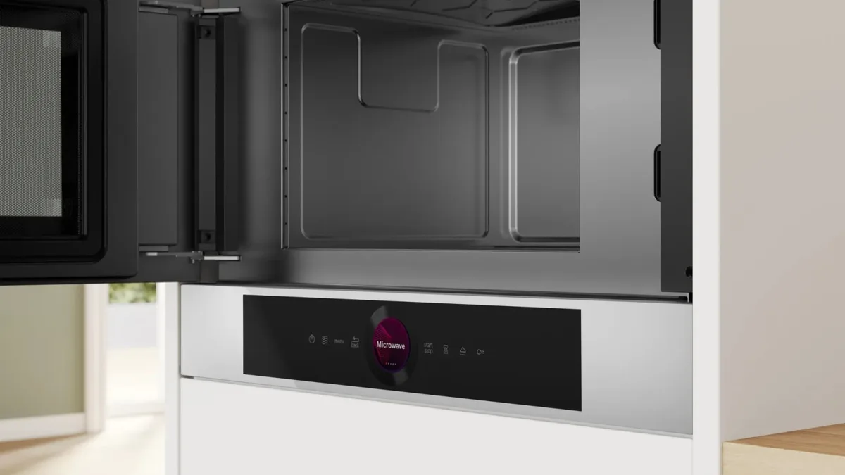 Вбудована мікрохвильова піч Bosch, 20 л, електронне керування, 900 Вт, дисплей, біла.
