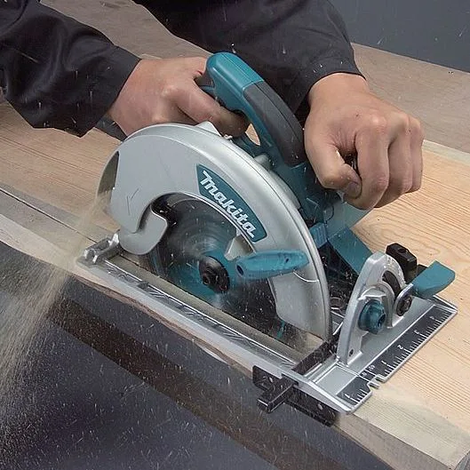 Дискова пила Makita 5008MG, 1800 Вт, 210 мм, вага 5.1 кг.